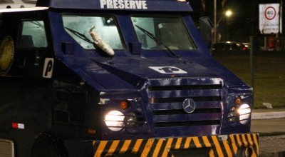 Tentativa de assalto a carro-forte em estacionamento de supermercado no Recife, deixa vigilantes feridos