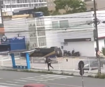 Tentativa de assalto a carro-forte em Campina Grande tem duas pessoas feridas durante tiroteio e roubo de veículo; VÍDEO