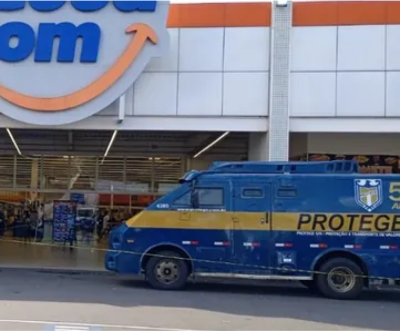 Vídeo mostra troca de tiros durante tentativa de assalto a carro-forte em mercado de SP