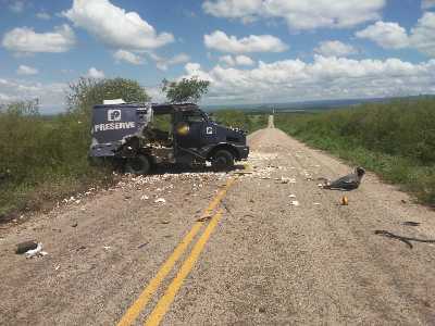 Assalto frustrado. Carro forte detonado. Desta vez os bandidos não tiveram sucesso. Valor preservado e os vigilantes passam bem