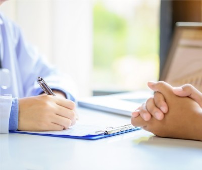 Quais as consequências de apresentar atestado médico falso?