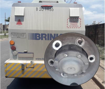 Deu ruim: Carro-forte da Brinks solta roda em meio avenida em Sete Lagoas