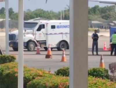 VÍDEO: Bandidos roubam R$ 4 milhões de carro-forte em aeroporto na Colômbia