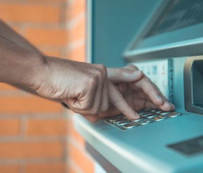 Bradesco faz acordo com Banco24Horas para possibilitar depósito em dinheiro