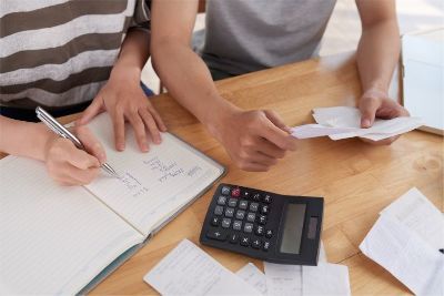 Pesquisa revela que 35% dos trabalhadores estão apenas “sobrevivendo” financeiramente
