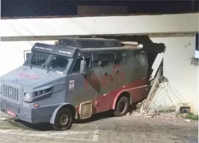 Carro-forte desce rua e atinge casa em Pouso Alegre-MG