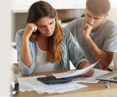 Inflação agrava o endividamento das famílias, enquanto bancos lucram mais