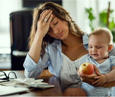 Mães que trabalham: pesquisas apontam que faltam políticas de saúde mental nas empresas