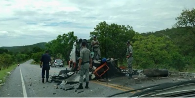 Criminosos explodem carro-forte e fazem reféns catar dinheiro em Goiás