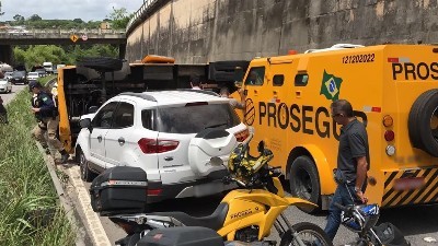 Carro-forte tomba e interdita trecho da BR-230 em João Pessoa.