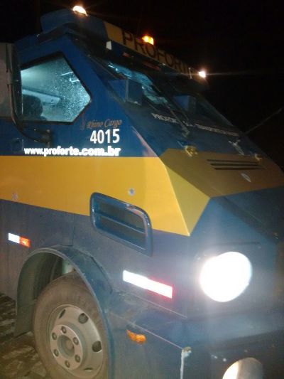 Bandidos tentam explodir carro forte na BR 277 Morretes, no litoral do Paraná.