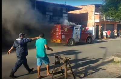 Pane elétrica provoca incêndio em carro-forte em Fortaleza
