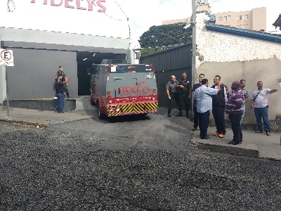 Acidente com carro-forte da Fidelys, deixa vigilante gravemente ferido.