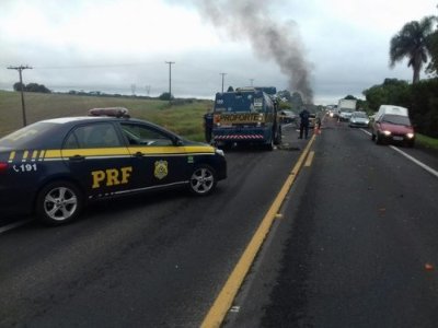 Ladrões rendem vigilantes e assaltam carro-forte em rodovia do Paraná