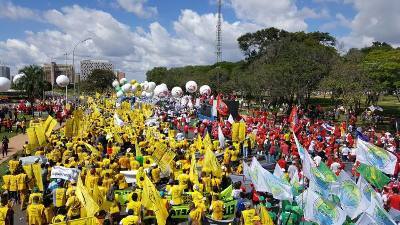 Mais de 200 mil pessoas na marcha "ocupa Brasilia"