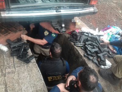 PRF apreende armamento em fundo falso de veículo no Paraná