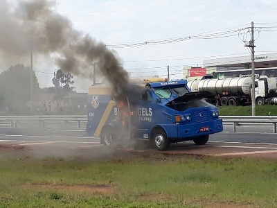 Vídeo mostra incêndio em carro-forte na Rodovia Zeferino Vaz, SP