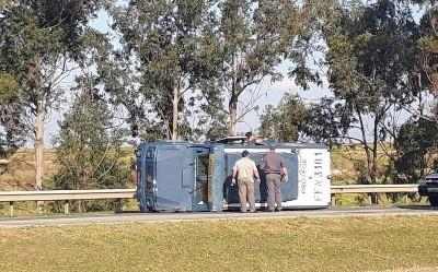 Pneu estoura e carro-forte tomba em Itu São Paulo