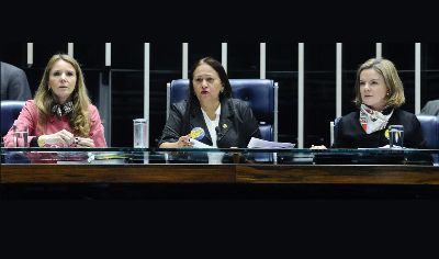 SENADORAS OCUPAM MESA E EUNÍCIO SUSPENDE SESSÃO DA REFORMA TRABALHISTA