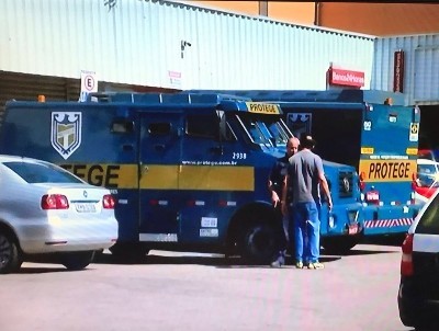 Ladrões vestidos com uniforme de açougueiro roubam carro-forte em São Paulo
