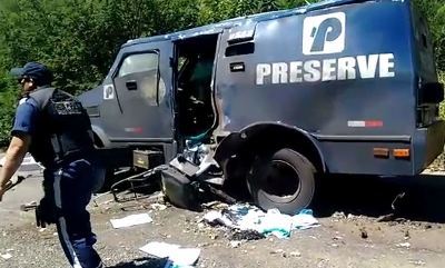 Tiroteio, reféns e mortos em explosão de carro-forte