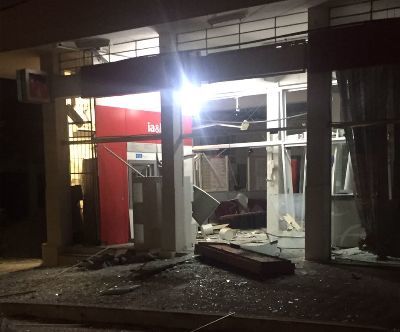 Criminosos explodem caixas eletrônicos de agências bancárias em Dores do Indaiá/MG