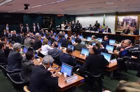 Relator apresenta parecer favorável a impeachment de Dilma