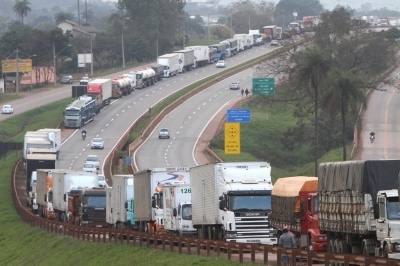 PARALISAÇÃO DOS CAMINHONEIROS CONTINUA. NADA DE ACORDO.