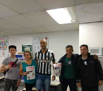 DIRETORES DO SINTTRAV ENTREGAM INFORMATIVO AOS TRABALHADORES NAS BASES DAS EMPRESAS 