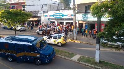 Carros-fortes são alvos de tentativas de assalto em estradas do Paraná